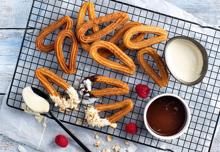 Aviko Churros Med Vit Och Mork Chokladsås Med Hasselnotter Och Kokos